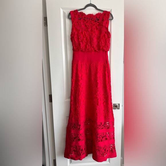 Absolutely stunning Tadashi Shoji Gown - Picture 2 of 5